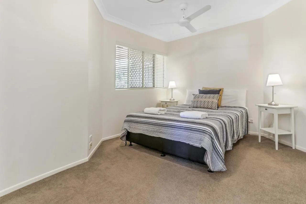 Cosy Apartment With Ocean Views, Sunshine Beach