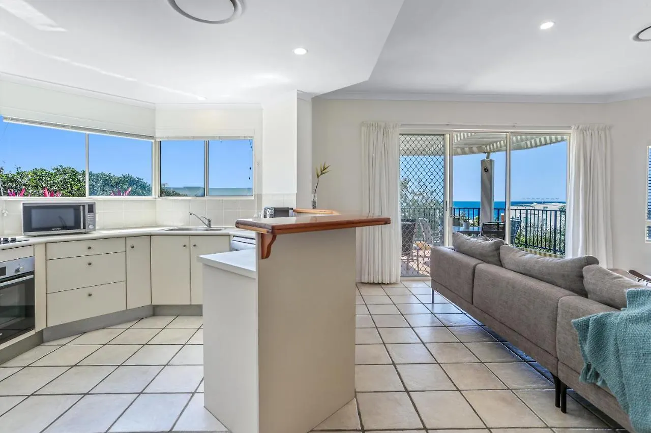 Cosy Apartment With Ocean Views, Sunshine Beach