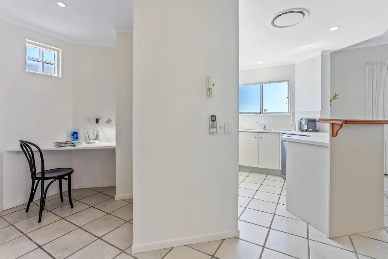 Cosy Apartment With Ocean Views, Sunshine Beach